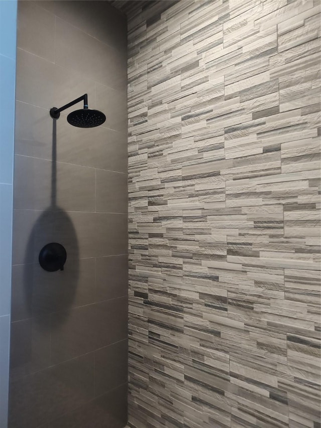 bathroom featuring tiled shower