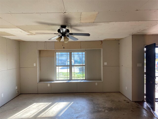 spare room with concrete floors and ceiling fan