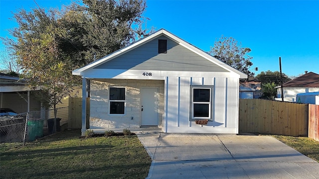 bungalow featuring a front yard