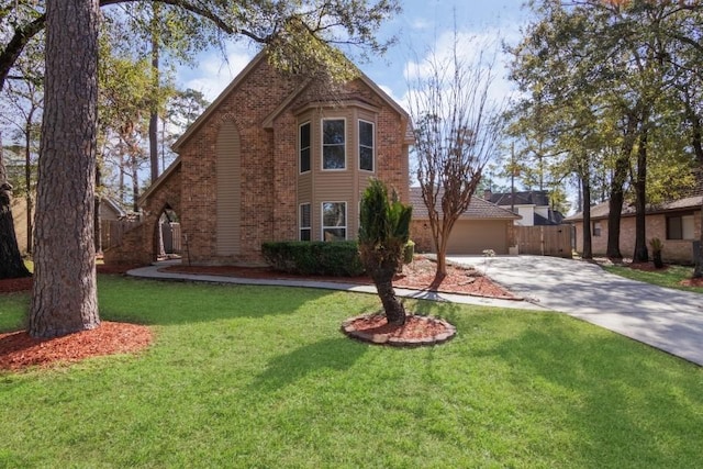 view of front of property featuring a front lawn