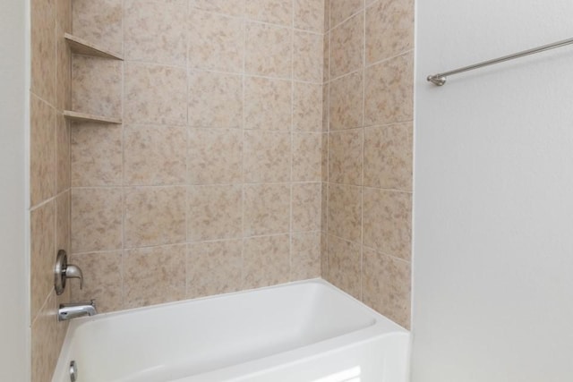 bathroom with tiled shower / bath