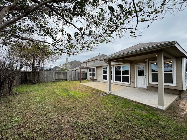 view of yard featuring a patio area