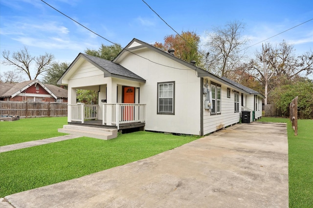 view of front of property with a front yard