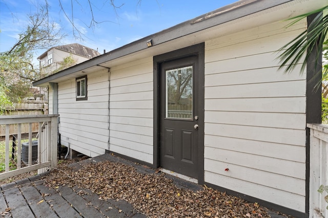 property entrance featuring a wooden deck