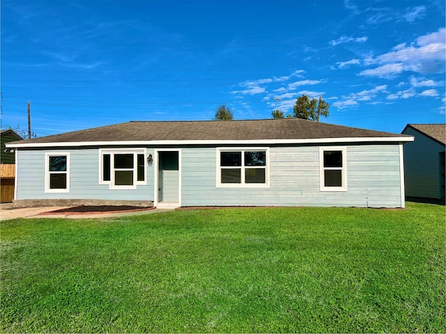 view of front facade featuring a front yard