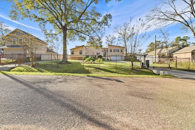 view of front of property with a front yard