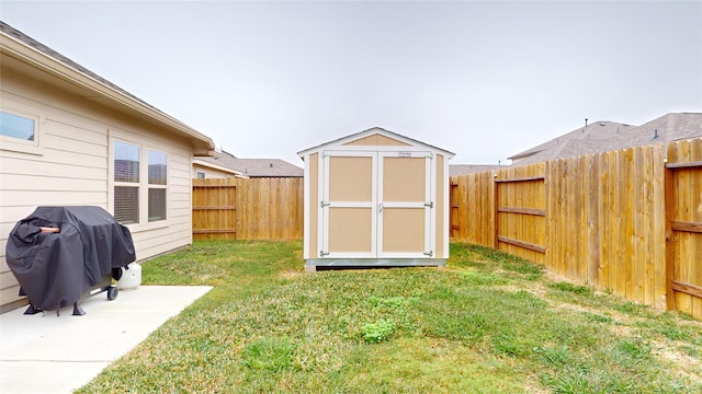 view of yard with a storage unit