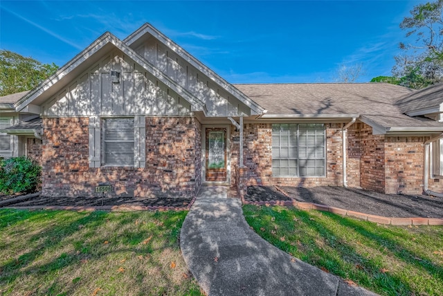 view of front of property with a front yard