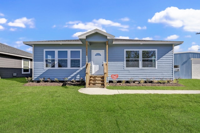 view of front of house featuring a front lawn