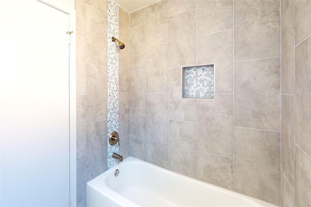 bathroom featuring tiled shower / bath combo