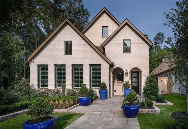 view of front of property featuring a front lawn