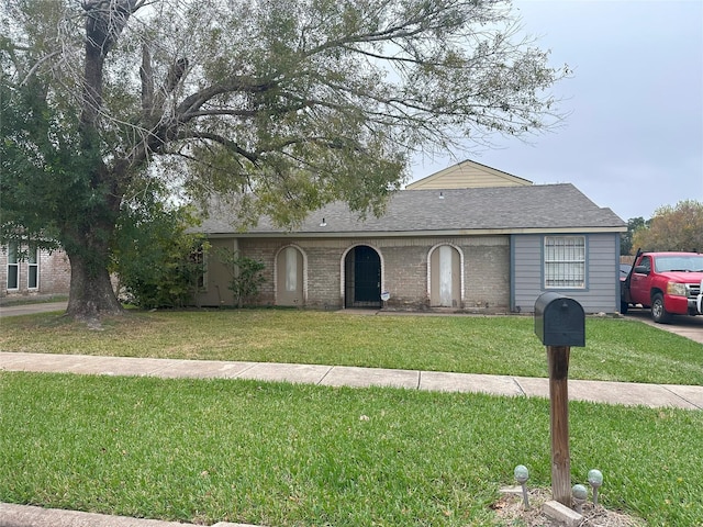 single story home featuring a front lawn