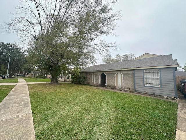 single story home featuring a front yard