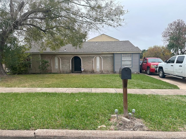 single story home featuring a front yard