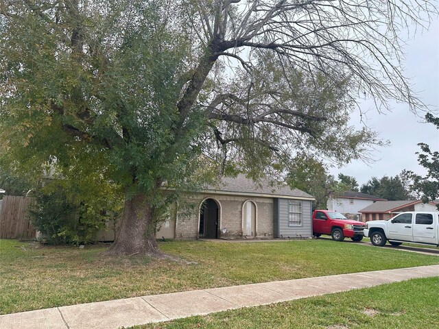 view of front of home with a front lawn