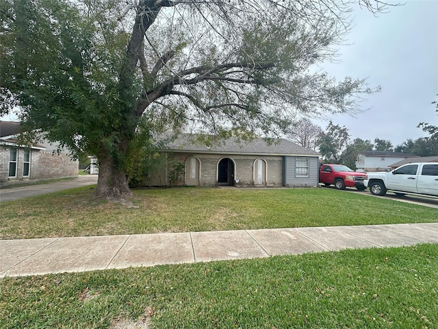 ranch-style home with a front lawn