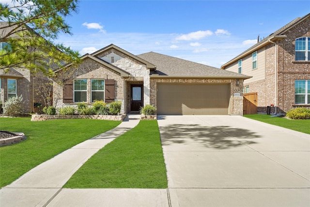 craftsman house featuring a front lawn and a garage