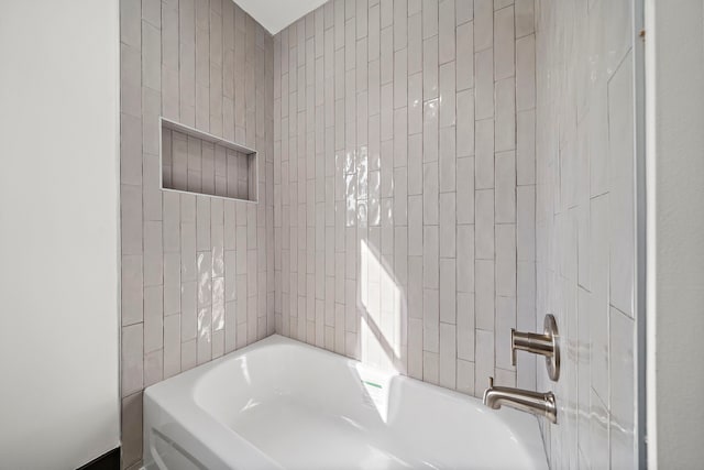 bathroom featuring tiled shower / bath combo