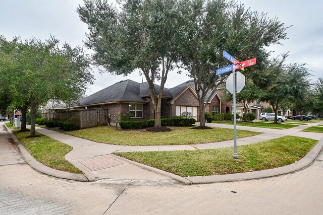 view of front of house featuring a front lawn