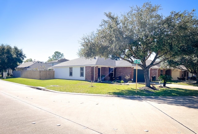 ranch-style house featuring a front yard