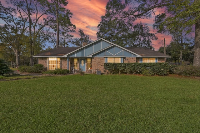 view of front of house featuring a yard