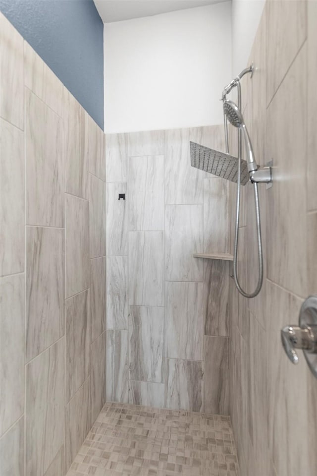 bathroom featuring tiled shower