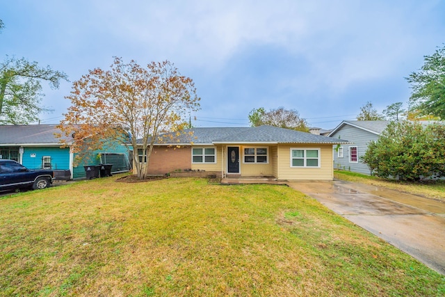 ranch-style house featuring a front lawn