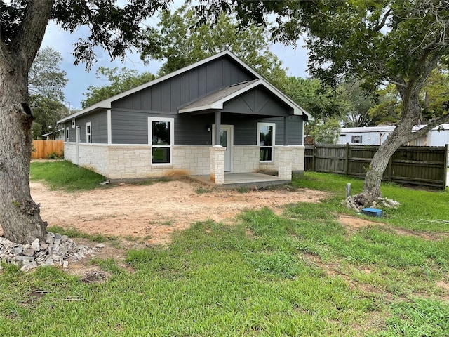 view of front of house featuring a front lawn