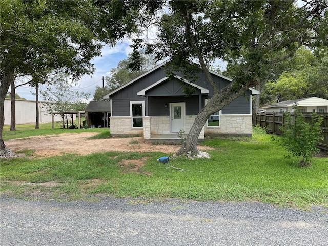 view of front of house with a front lawn