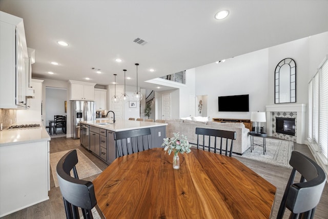 dining space with sink and dark hardwood / wood-style floors