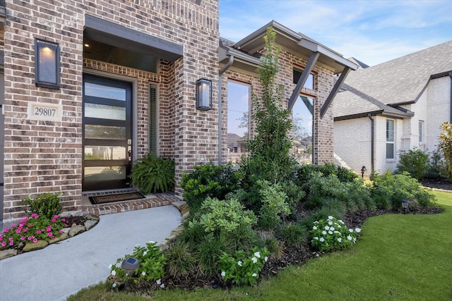 property entrance featuring a yard