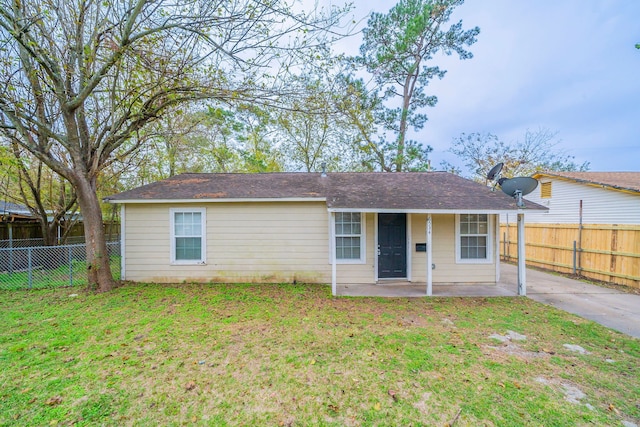 single story home featuring a front yard