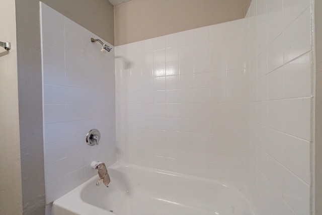 bathroom featuring tiled shower / bath combo