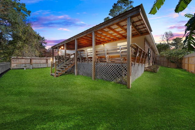 view of yard at dusk