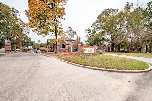 view of front facade featuring a front yard