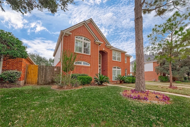 view of front of property featuring a front lawn