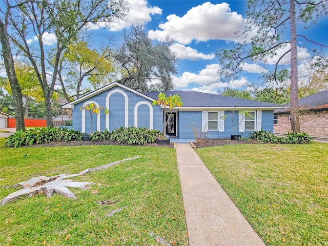 single story home featuring a front lawn