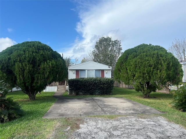 view of front of property featuring a mountain view and a front yard