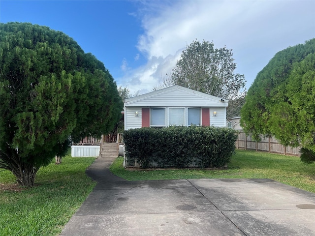 view of front of property featuring a front yard