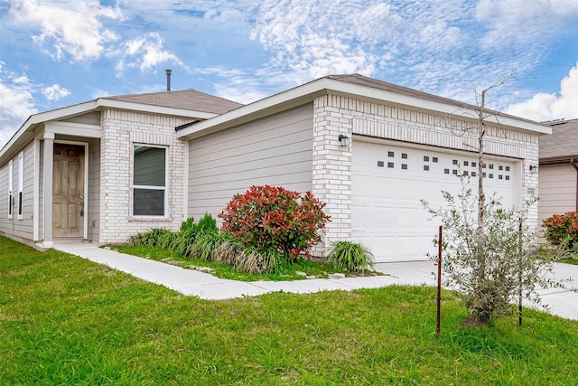 view of front of home featuring a front lawn and a garage