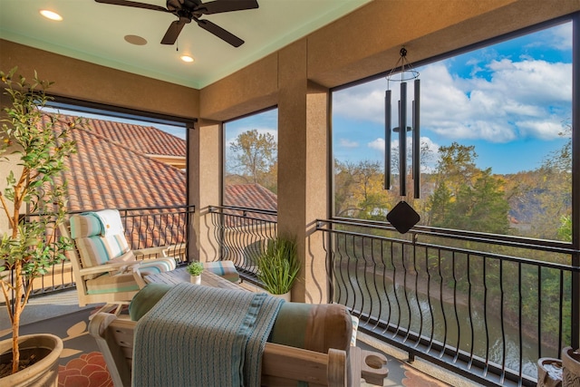 sunroom with ceiling fan