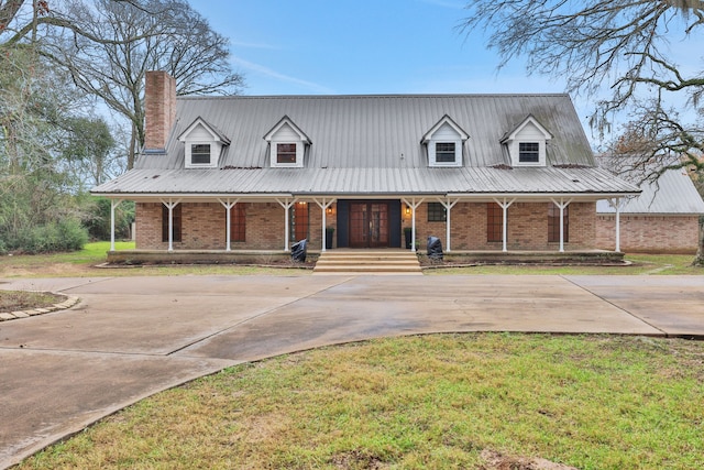 farmhouse inspired home featuring covered porch and a front lawn