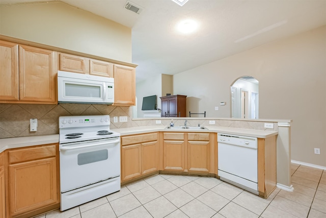 kitchen with sink, tasteful backsplash, kitchen peninsula, vaulted ceiling, and white appliances