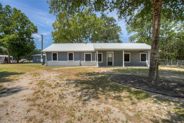 single story home featuring a front yard