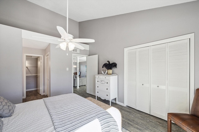 bedroom featuring dark hardwood / wood-style flooring, a closet, ceiling fan, and lofted ceiling