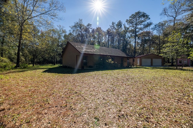 view of yard featuring a garage and an outdoor structure