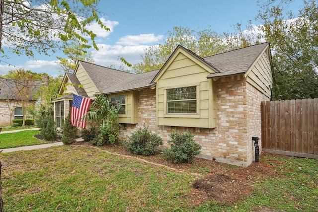 view of front of home with a front lawn