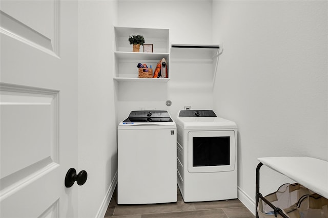 washroom with sink and independent washer and dryer