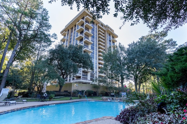 view of swimming pool