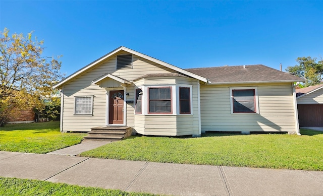 bungalow featuring a front lawn